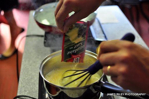 mix. mixing. pan. sauce. Hollandaise
