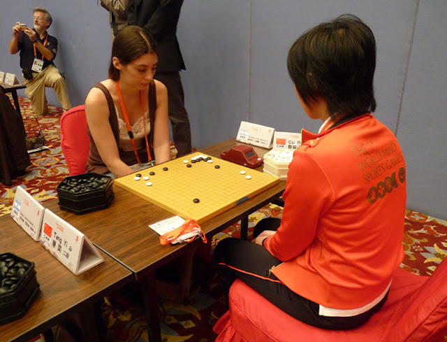 Veronica Zammitto playing go with professional Chinese player Cai Bihan