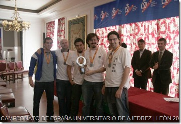 El equipo de la UNED con el trofeo de subcampeón.
