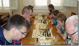 Una imagen de las partidas en juego, con el vencedor Ignacio Claver en primer plano a la izquierda de la imagen.