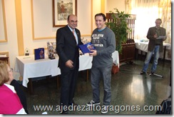 El MF. Juan Luis Ramiro (drcha.) del Jaime Casas recibe distinción por su norma de MI. de manos del presidente José L. Pellicer