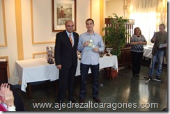 El MI. Joaquín Antolí (drcha.)del Jaime Casas, recibe distinción de la F.A.D.A por su primera norma de Gran Maestro