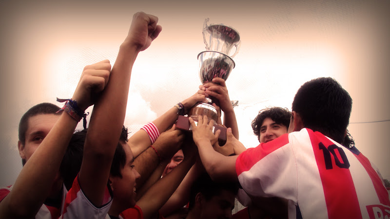 http://lh6.ggpht.com/_7rInutftBVA/S2X46f5T91I/AAAAAAAADns/1DE3rXKeJ08/s800/campeones.jpg