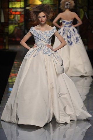 [DiorCoutureSpr09.gown.fashionologie[3].jpg]