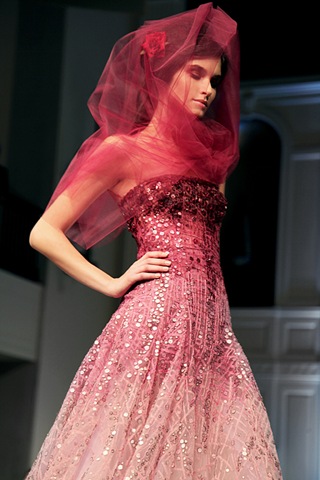[PinkOmbreDress.delaRenta.PreFl10.elle[6].jpg]