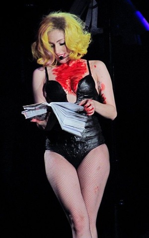 [Lady Gaga (sangue) - Manchester junho-2010[7].jpg]