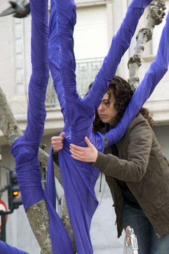 Adriana Echeverria instalando la obra del Dia de la Mujer Trabajadora Adriana Echeverria instalando la obra del Dia de la Mujer Trabajadora