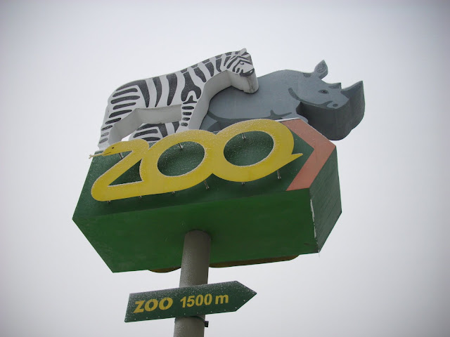 Znak, że do zoo jeszcze daleko...