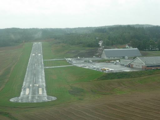 Rakkestad flyplass, her sett fra rullebane 15.