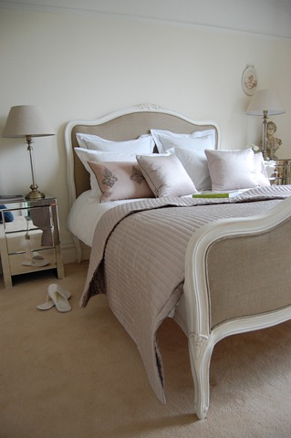 [500-classical-white-linen-bed[6].jpg]