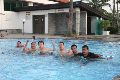 Berenang, ngekum manuk...