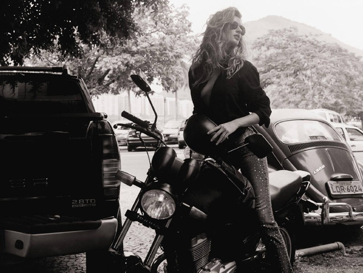 Gisele_Bundchen_on_MotorBike_4347