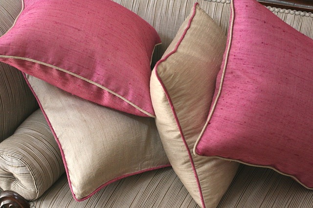 [contrast_piping cushions moghul interiors[2].jpg]
