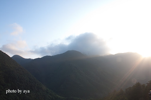 大門坂を登って見えてくる那智の山々