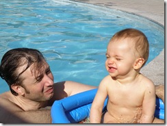 8 meses banho de sol na piscina (5)