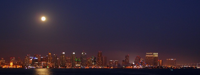 [San Diego Downtown et la lune[6].jpg]