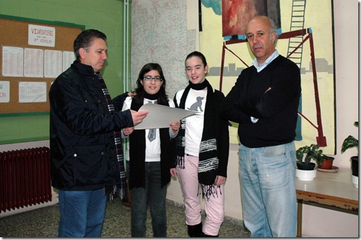 Momento da entrega dos xogos do "tiruriru" aos alumnos do Colexio Vales Villamarín de Betanzos
