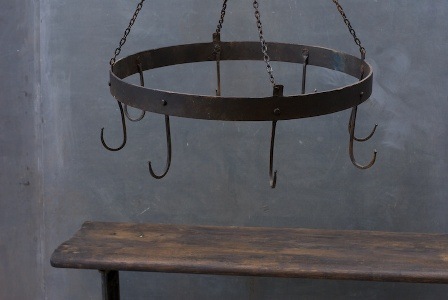 [759_1253french-blacksmith-iron-pot-hanger2[5].jpg]