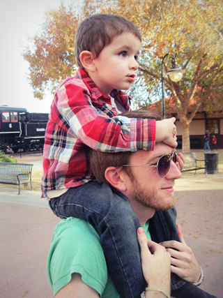nugget-husfriend-shoulder-ride