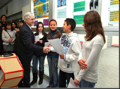 Aguas Nuevas (Albacete), 11-02-2009.- El presidente de Castilla-La Mancha, José María Barreda, saluda a los alumnos del IESO nº 2 de Aguas Nuevas (Albacete) durante el acto de inauguración de este centro educativo. (Foto: Pino Fontelos // JCCM)