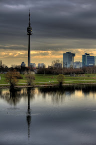 HDR_Donauturm_spiegelung_IMG_3934_2_3_filtered_(c)_Bernhard_Plank.jpg