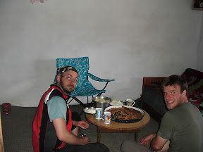 Unser Mittagessen von den sonst so kontaktunfreudigen Bewohnern, zum Glück hatten wir den Doktor dabei