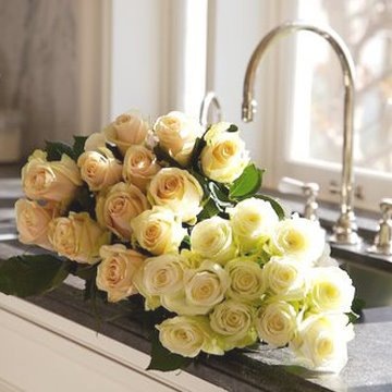 [dressdesingdecorwhiterosesinsink3.jpg]