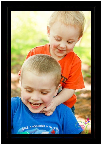 Kids_playing_at_zoo_family-1