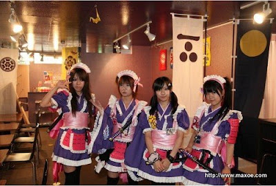 samurai maid cafe http://lh6.ggpht.com/_9UC8bTAAzEU/Sq0t8XNrEvI/AAAAAAAAGSI/6pV3Kscmsso/s400/samurai-maid-cafe-japan-02-500x336.jpg