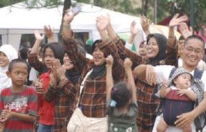 Silaturrahim antar sesama pada kegiatan Festival Baitul Amin Silaturrahim
