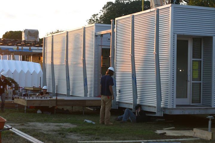 As of sunset, the ZEROW HOUSE is on its foundations and has the Light Core front porch.