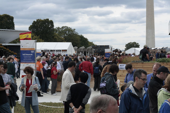 LOTS of people on the mall!