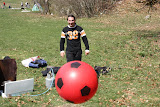 L'ale mi tira amichevolmente una pallonata alla macchina fotografica nuova (Pianiza - Pasquetta 2009)