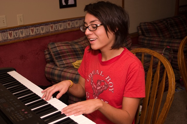 [christmas - morning joni loving her piano[2].jpg]