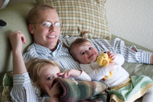[random - dan and the girls on the couch[3].jpg]