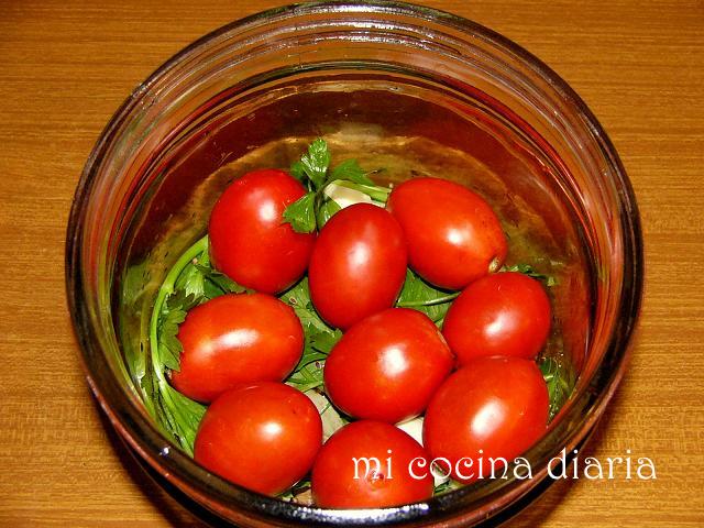 Tomates y pepinos marinados (Маринованные помидоры и огурцы)
