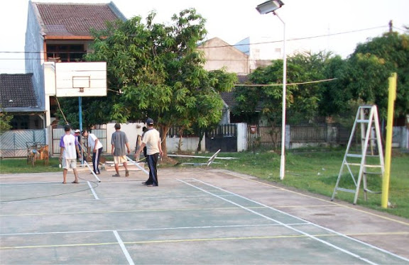 Kerja bakti memperbaiki lapangan Kerja Bakti