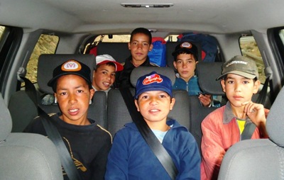 Los chavales ilusionados por viajar en coche