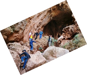 En Imi nifri, atravesando la cueva