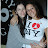 Abraço entre Cris e Sara.