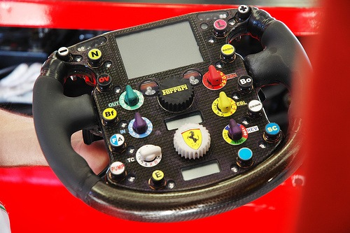 [2004-f1-steering-wheel-ferrari[3].jpg]