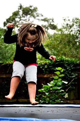 [sadie trampoline 10 09[2].jpg]