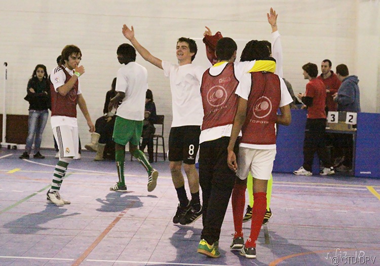 [futsal 10-02-10 380 copy[2].jpg]