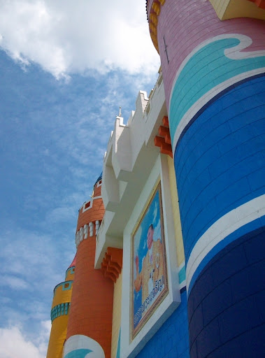 ปราสาททางเข้าที่สีสันสดใสกว่าเดิมมากมาย(ไม่คุ้นตาเลยให้ตาย)