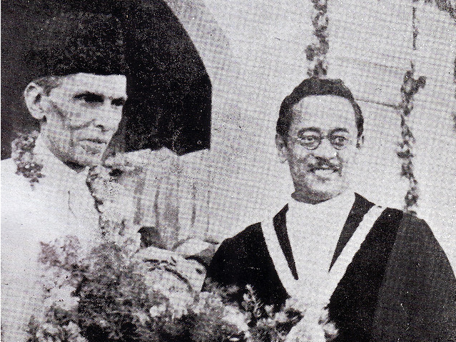 [Mayor of Karachi Hatim A Alavi presents a bouquet to the Founder in 1938[5].png]