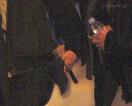 [gallery_main-robert-pattinson-kristen-stewart-holding-hands-paris-photos-11102009-11[3].jpg]