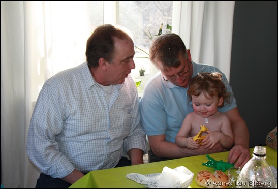 Liam tillsammans med morfar Gunnar och bonusgammelmorfar Arne