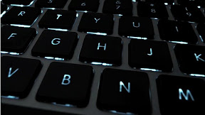 apple_macbookpro_keyboard_clip_20081014_r640-9cie.jpg