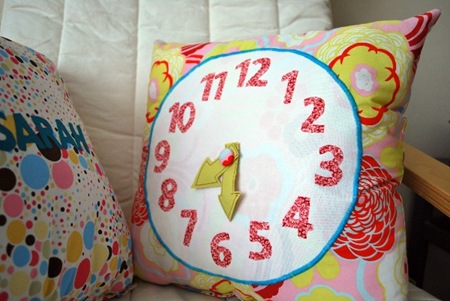 [sillypreciouspiggies clockpillow[3].jpg]