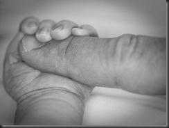 recien-nacido-bebe2-mano